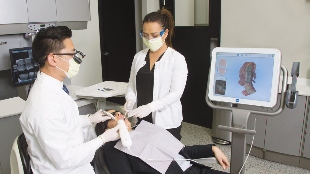 Dr. Chi using the iTero Element Intraoral Scanner