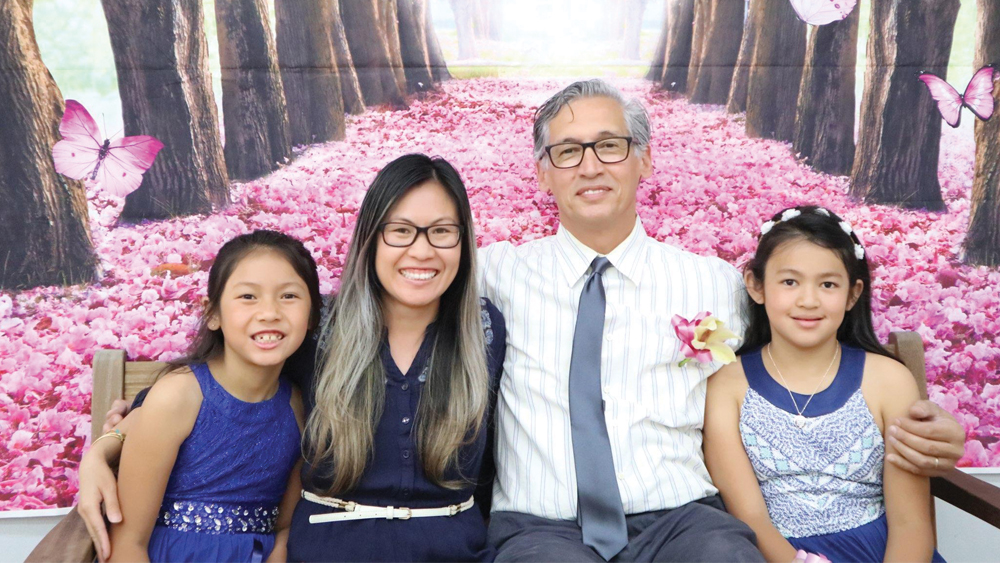 Mui with her husband and two daughters