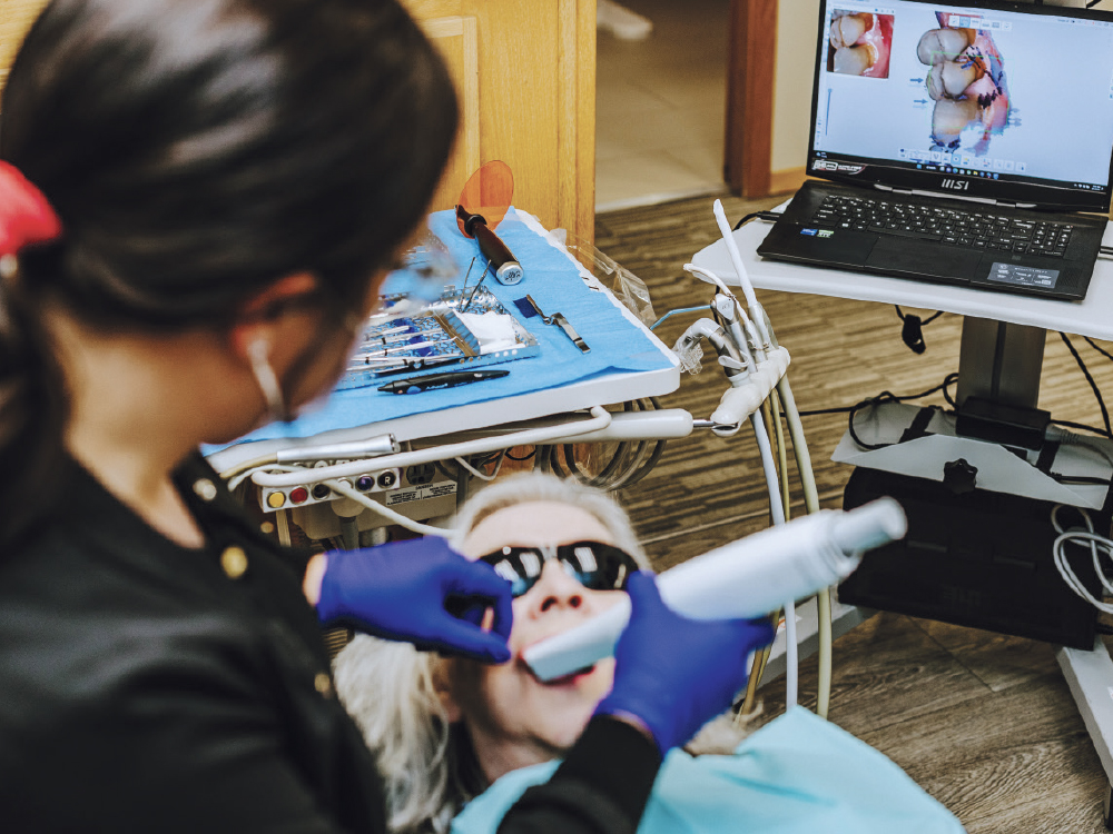 Dentist using the fastscan.io Scanning Solution on patient